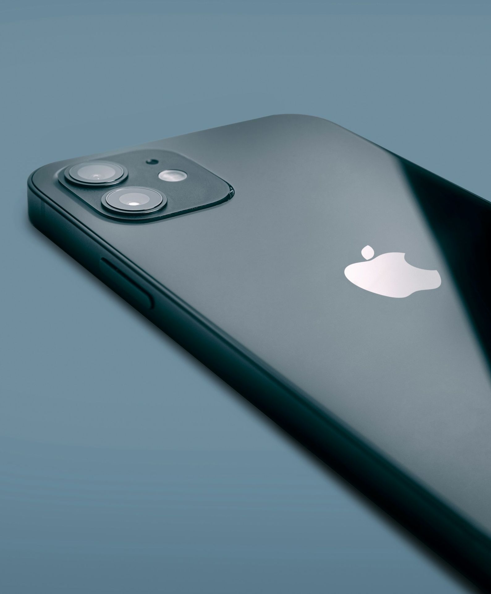 iPhone vu de dos sur fond sombre