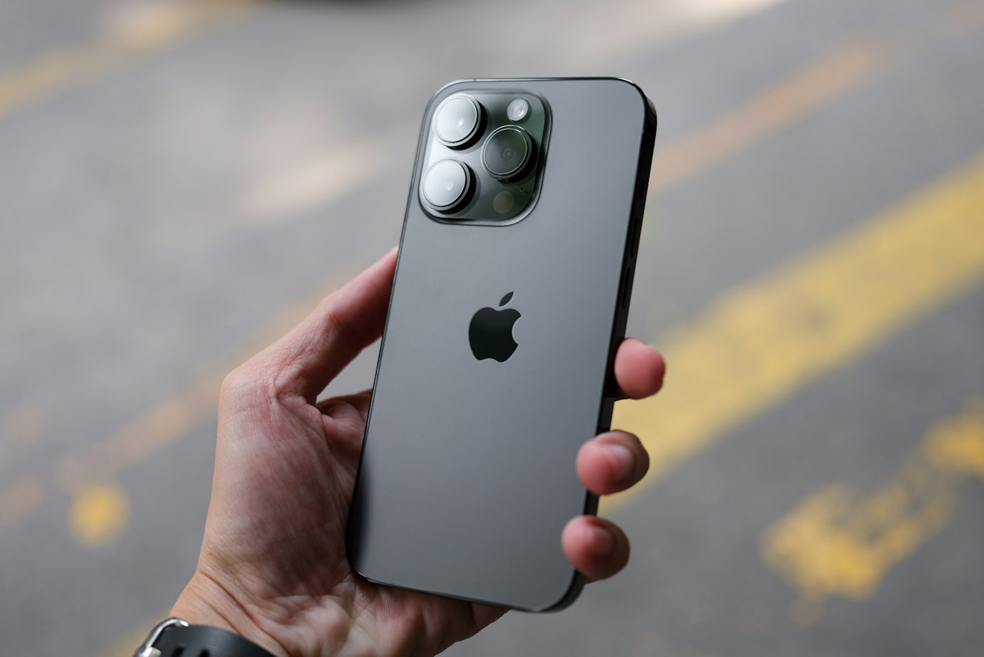 iPhone tenu en main