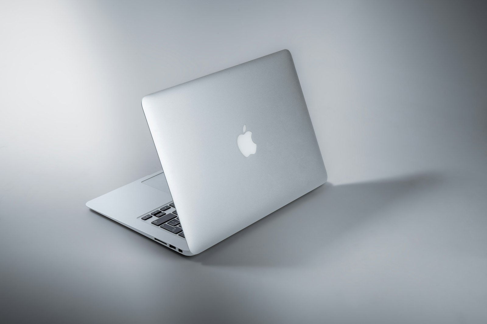 MacBook Air ouvert, vue de trois quarts